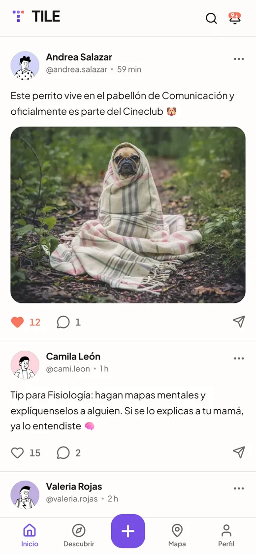 El feed de TILE en un teléfono: publicaciones de estudiantes con fotos, likes y comentarios.